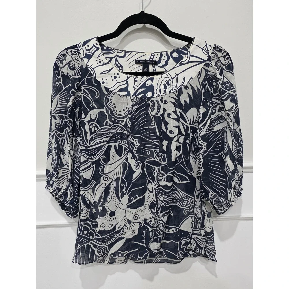 Banana Republic Navy Blue White 100% Silk Butterfly Abstract Blouse Small‎ S/P